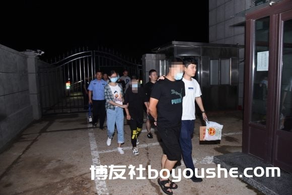 杭州警方长途奔袭 连续作战侦破“6.18”特大跨境网络赌博案
杭州警方长途奔袭 连续作战侦破“6.18”特大跨境网络赌博案