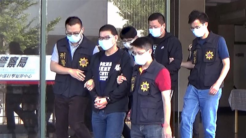 财力惊人!拿督庄周文搏奕海削594亿携上亿现金交保
财力惊人!拿督庄周文搏奕海削594亿携上亿现金交保