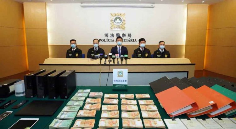 澳门司警证实周姓男商人为因涉嫌洗黑钱及非法博彩等被拘捕之十一人之一
澳门司警证实周姓男商人为因涉嫌洗黑钱及非法博彩等被拘捕之十一人之一