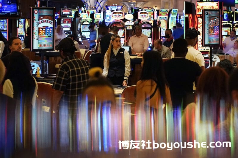 30万人假期涌入拉斯维加斯 Delta变异病毒威胁内华达
30万人假期涌入拉斯维加斯 Delta变异病毒威胁内华达