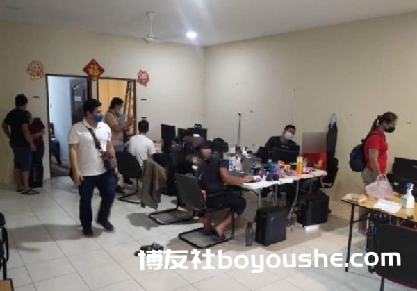 马来西亚打击非法赌博 警方破获团伙多名菜农落网
马来西亚打击非法赌博 警方破获团伙多名菜农落网