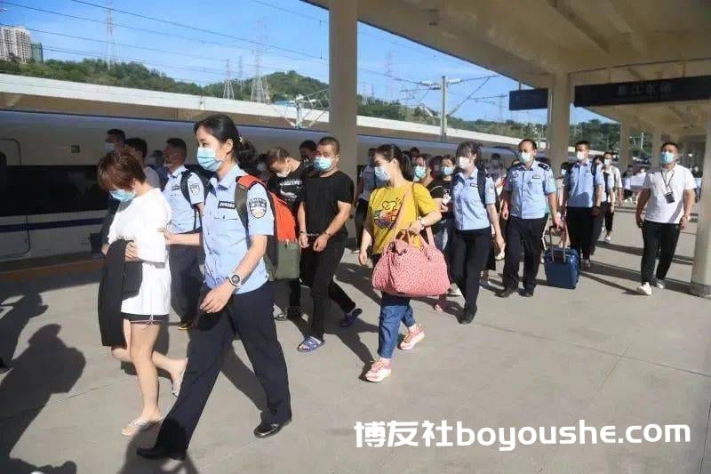 又一起跨境网络赌博大案侦破!全国6万人参与!
又一起跨境网络赌博大案侦破!全国6万人参与!