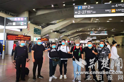 为境外赌博网站洗钱19.5亿元 特大洗钱团伙被保康警方捣毁
为境外赌博网站洗钱19.5亿元 特大洗钱团伙被保康警方捣毁