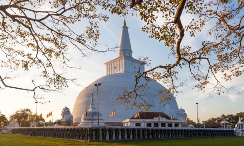 圣城阿努拉德普勒(Anuradhapura)中的阮韦里(Ruanveli)白色佛塔(钟形佛塔) 圣城阿努拉德普勒(Anuradhapura)中的阮韦里(Ruanveli)白色佛塔(钟形佛塔)